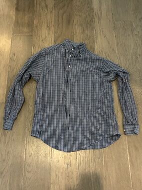 Roundtree & Yorke men’s button-down shirt in size LT.